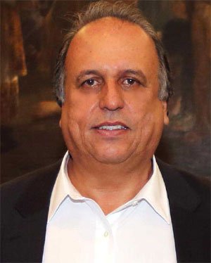 Pezão cede à pressão do PMDB e amplia licença médica até final de julho - Carlos Magno - 30/06/15