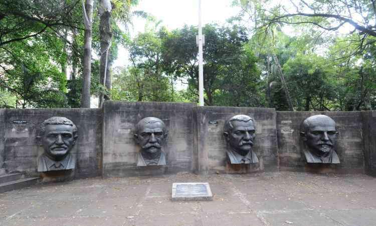 Dois bustos de fundadores de BH estão sem identificação no Parque Municipal - Gladyston Rodrigues/EM