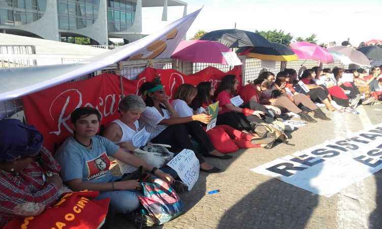 Grupo de mulheres se acorrenta no Planalto contra afastamento de Dilma - divulgação