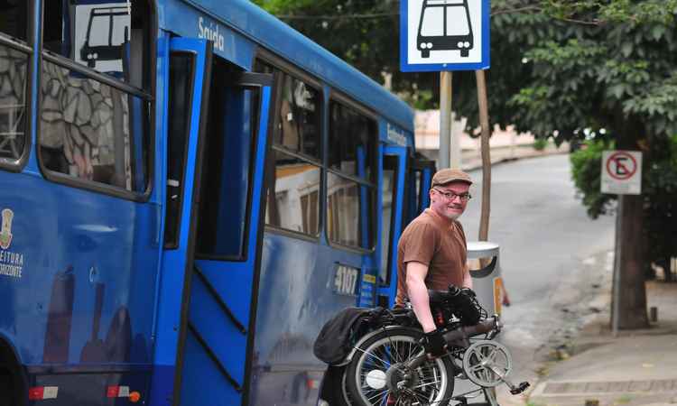 Transporte de bicicletas é autorizado em ônibus e estações de BH - Alexandre Guzanshe/EM/D.A.Press