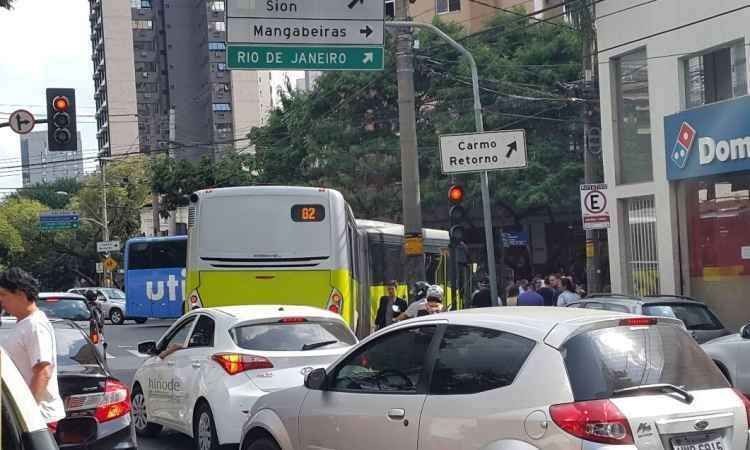 Idosa é atropelada por Move na Região Centro-Sul de BH - EM/D.A.Press