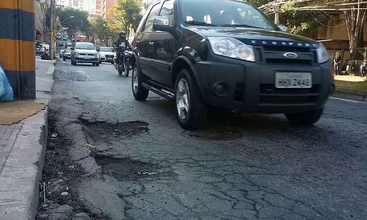 Asfalto precário complica a circulação em avenida do Buritis - Paulo Filgueiras/EM/D.A PRESS