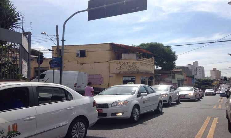Taxistas protestam contra o Uber pelas ruas de Belo Horizonte - João Henrique do Vale