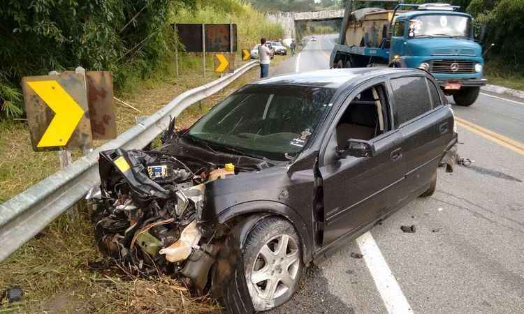 Motorista faz ultrapassagem proibida e causa acidente na BR-494, em Oliveira - PMRv/Divulgação