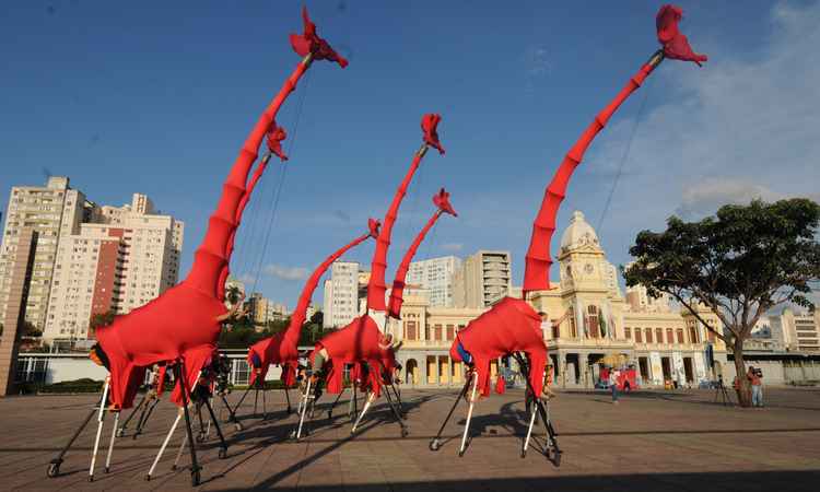 Girafas tomam conta da Praça da Estação e surpreendem população - Cristina Horta/EM/D.A PRESS