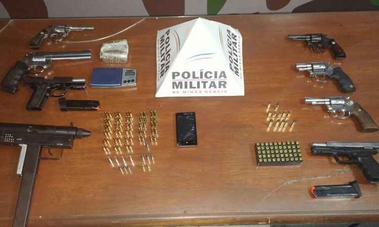 Polícia apreende submetralhadora e sete armas curtas em Contagem - Polícia Militar/Divulgação