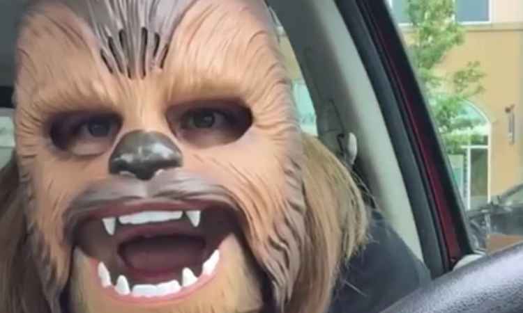 Mulher usa máscara de Chewbacca e vídeo viraliza na web - Reprodução Facebook