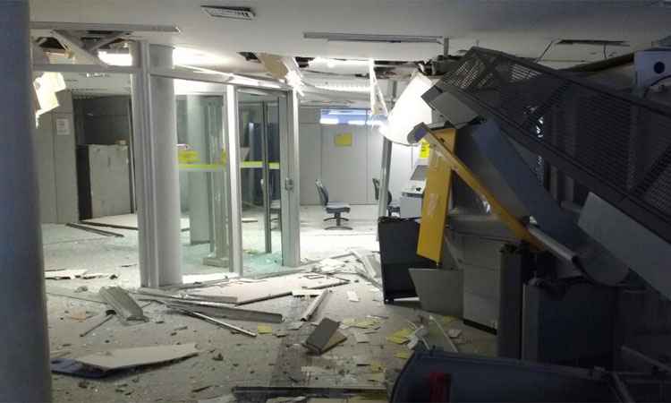 Criminosos explodem caixas e destroem banco em Resende Costa  - PMMG/Divulgação