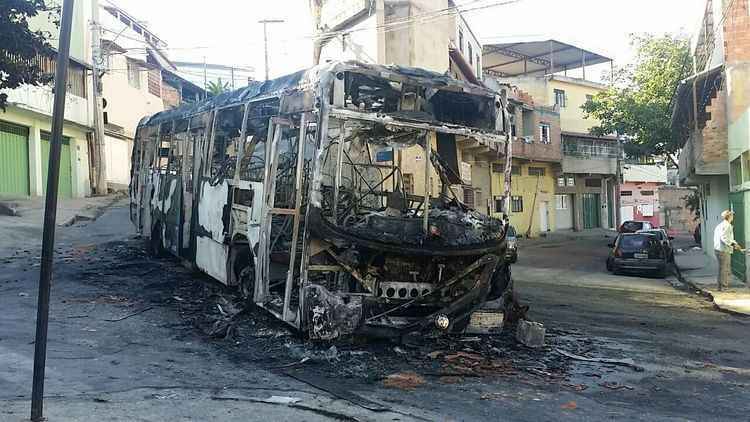 Ônibus é incendiado no Bairro Tupi; dinheiro do acerto de cobrador foi destruído pelo fogo - Edésio Ferreira/EM/D.A Press