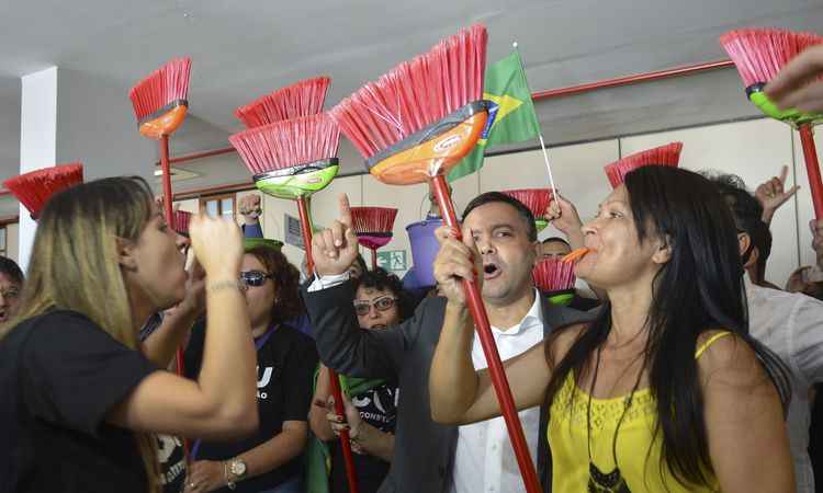 Protesto de servidores impede entrada de ministro da Transparência ao prédio - Antonio Cruz/ Agência Brasil