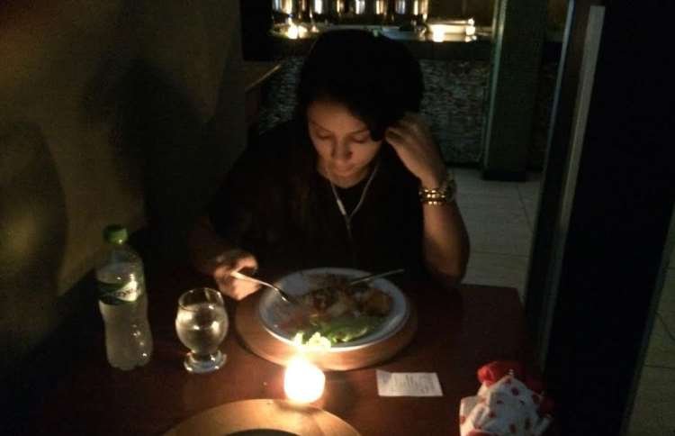 Restaurante funciona à luz de velas para superar queda de energia na Savassi - Cristina Horta/EM/D.A.Press