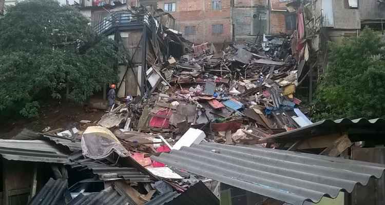 Cerca de 20 casas desabam durante temporal e quatro pessoas desaparecem em Paraisópolis  - Reprodução/Twitter Corpo de Bombeiros de São Paulo