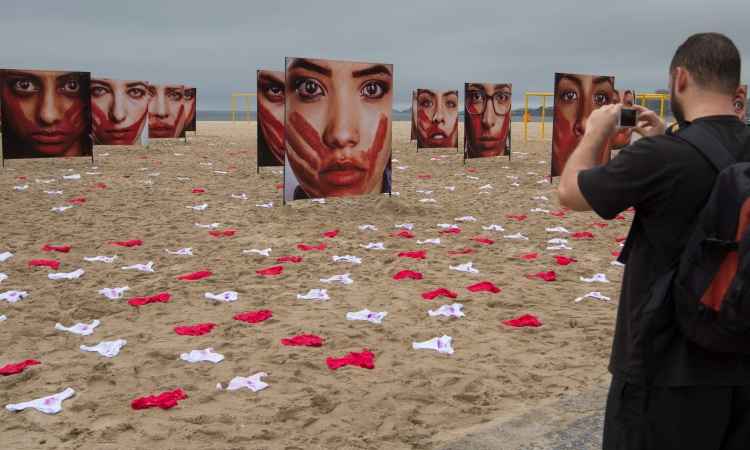 Copacabana tem 420 calcinhas espalhadas na areia em ato contra abuso sexual - AFP / VANDER