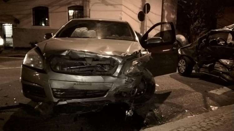 Acidente entre dois carros deixa três feridos no Bairro Serra - Leonardo Alvarenga
