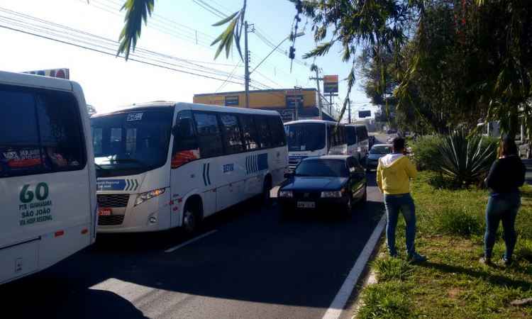 Trabalhadores do transporte alternativo de Betim protestam por alterações em oito linhas - Carolina Mansur/EM/D.A Press