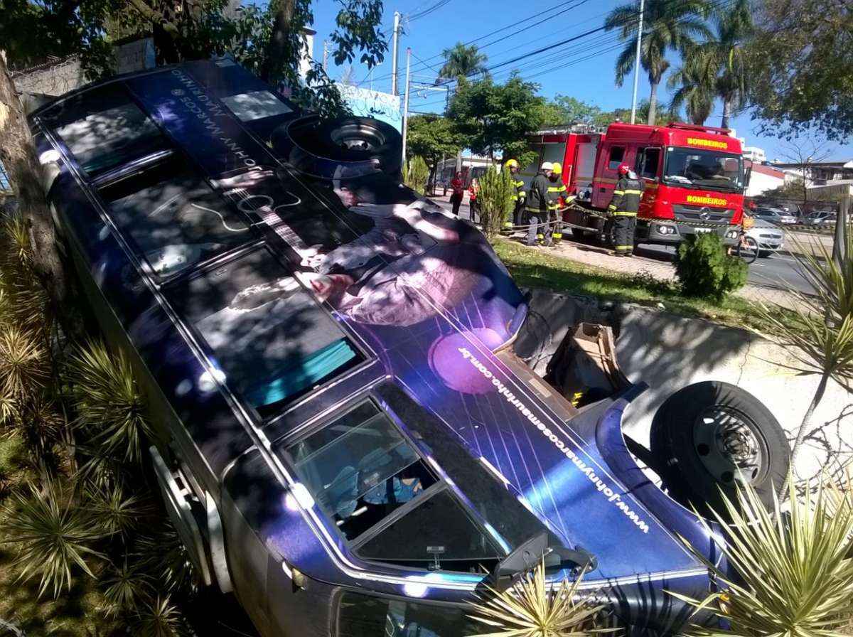 Micro-ônibus de dupla sertaneja tomba na Avenida Antônio Carlos - Corpo de Bombeiros Militar/Divulgação