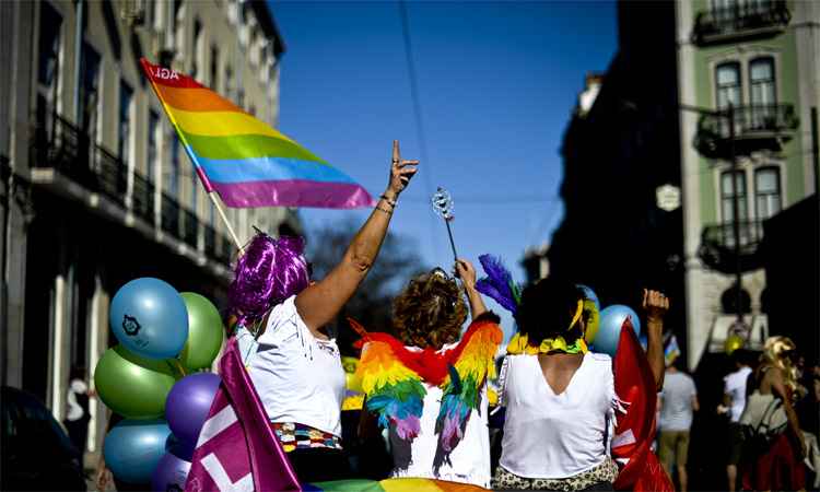Paradas do Orgulho Gay na Europa prestam homenagem às vítimas de Orlando - AFP PHOTO / PATRICIA DE MELO MOREIRA