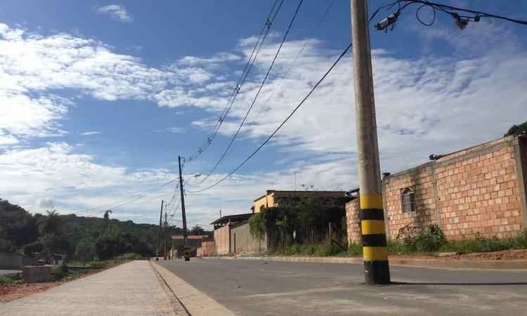 Postes ficam no meio da rua depois de obra de pavimentação em Betim  - Carolina Mansur/EM/D.A Press