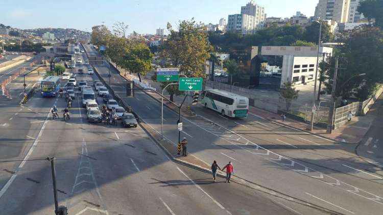 Trânsito é liberado em trecho da Avenida do Contorno que estava fechado há sete meses - Edesio Ferreira/EM/D.A.Press