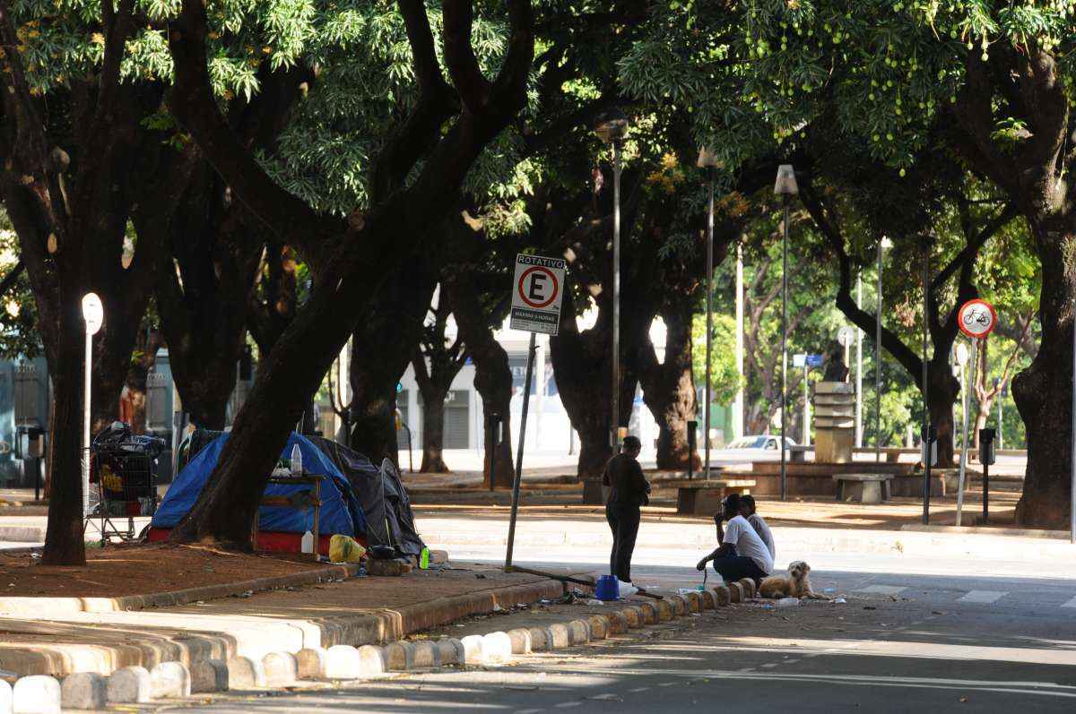 Moradores de rua montam barracas na Avenida Carandaí, no Funcionários - Euler Júnior/EM/D.A Press