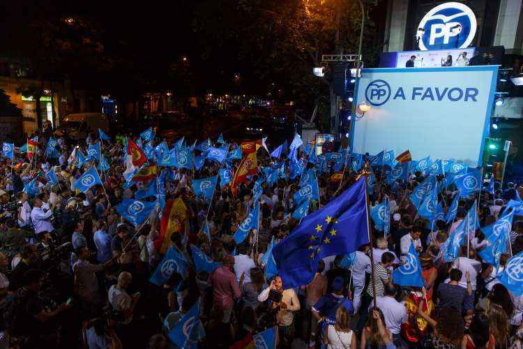 Direita de Rajoy sai fortalecida de eleições legislativas na Espanha - CESAR MANSO / AFP