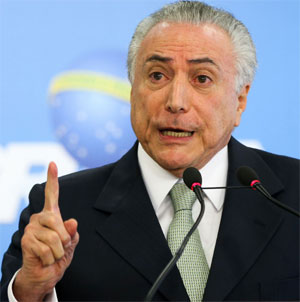 De olho no impeachment, Temer faz corpo a corpo em festa de senador indeciso - Marcelo Camargo/Agência Brasil 