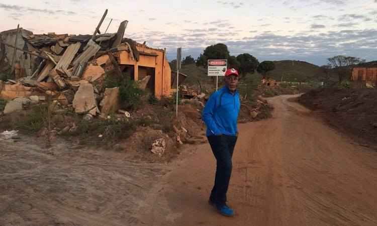 Ator Danny Glover visita Bento Rodrigues e outros locais da tragédia em Mariana  -  Rafael Soriano/MST e Beatriz Cerqueira/Sindute