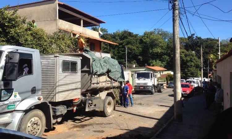 Prefeitura cumpre ordem judicial em casa repleta de lixo em Venda Nova - Polícia Civil/Divulgação