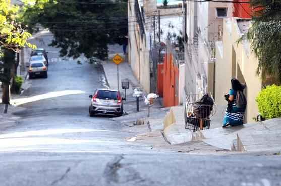 Pedestres e motoristas ganham ajuda para desviar das ladeiras da capital