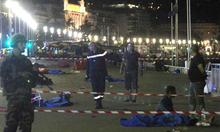 Caminhão atropela e mata dezenas de pessoas na festa da Queda da Bastilha, na França 