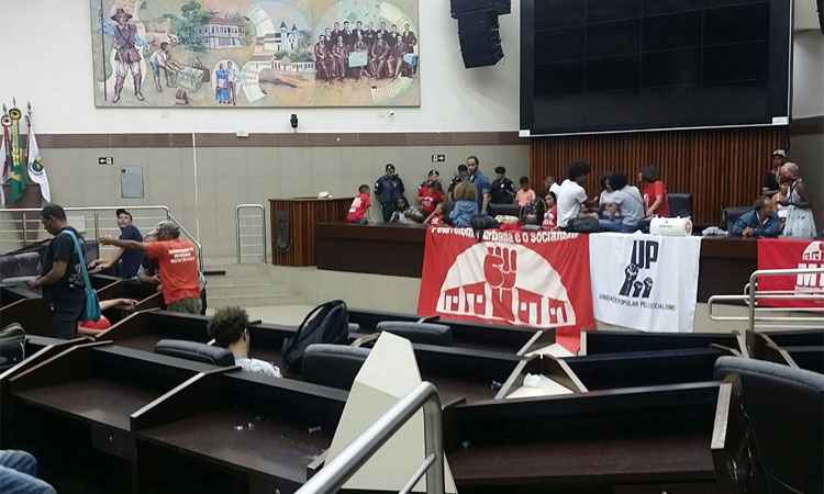 Movimento de Luta por moradia ocupa plenário da Câmara Municipal de BH - EM/DA Press