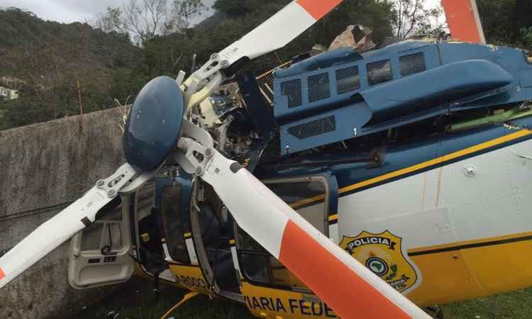 Helicóptero da PRF fica destruído durante pouso forçado no Palácio Guanabara - Divulgação