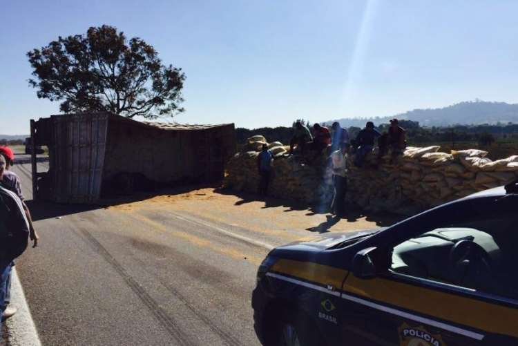 Carreta bitrem tomba e fecha a BR-381 por duas horas e meia no Sul de Minas - Polícia Rodoviária Federal (PRF) / Divulgação