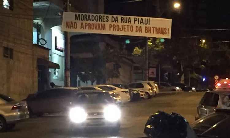 Moradores da Rua Piauí protestam contra mudanças que aumentam trânsito na via - Fred Bottrel/EM/D.A.Press