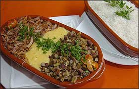 Costelinha com broto de samambaia e angu