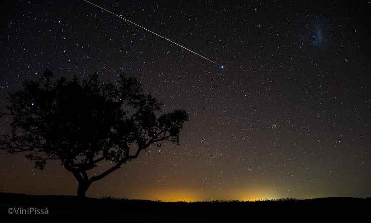 Meteoros iluminam a noite em Minas e fotógrafo registra o fenômeno - Vinício Pissá