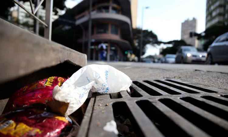 Sacolinhas de plástico comum voltam a ser distribuídas em Belo Horizonte - Leandro Couri/EM/D.A Press