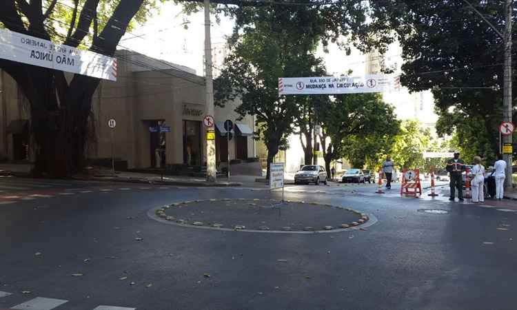 Começa mudança de circulação na Rua Rio de Janeiro, no Lourdes - Edésio Ferreira/EM/DA Press