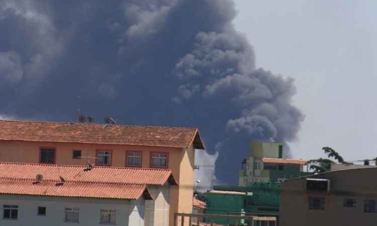 Incêndio destrói depósito de materiais recicláveis em Contagem - Foto Willian Augusto