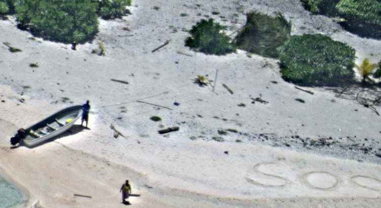 Casal é resgatado de ilha do Pacífico graças a S.O.S. na areia - Reprodução/ internet