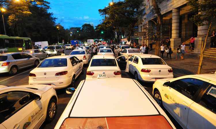 Taxistas decidem acampar em frente à Prefeitura de Belo Horizonte - Alexandre Guzanche/EM/D.A Press