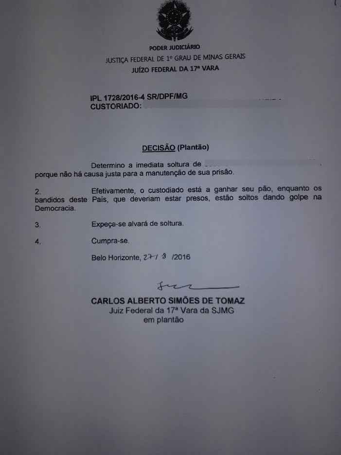 Juiz solta preso por venda ilegal de cigarros e critica impeachment no despacho