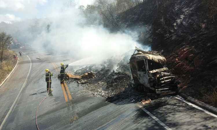 Incêndio consome carreta que bateu em outros dois caminhões na BR-251 - Corpo de Bombeiros/Divulgação