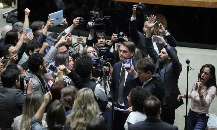 Sessão na Câmara é marcada por tumulto entre Bolsonaro e militantes feministas - Antônio Augusto/Câmara dos Deputados