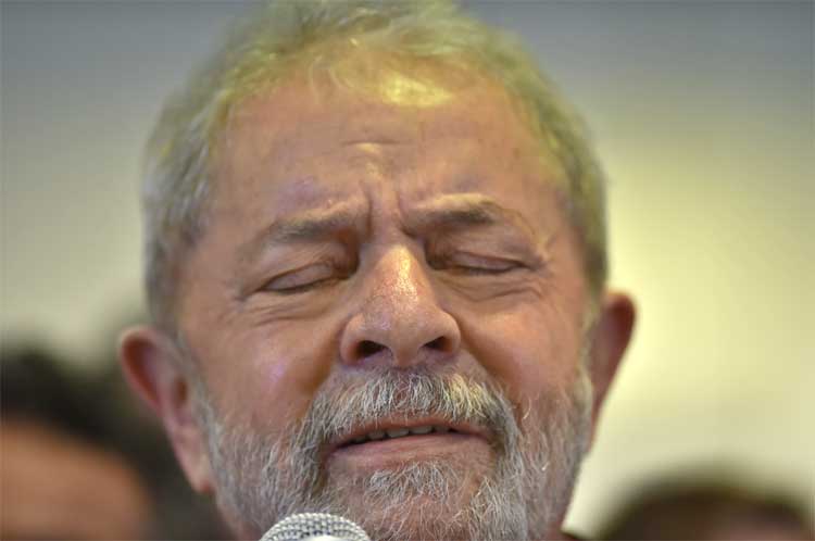 Candidatos na terra de Lula omitem líder petista - Nelson Almeida