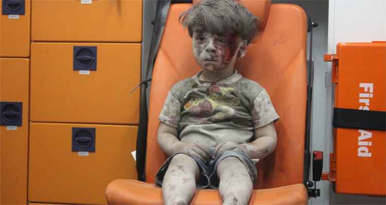 Criança pede ajuda a Obama para resgatar menino sírio Omran vítima de bombardeio - AFP / MAHMOUD RSLAN 