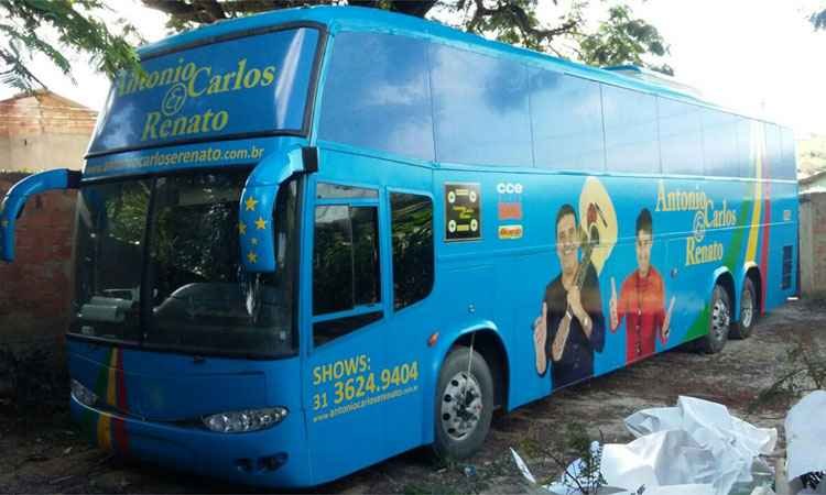 Ônibus de cantor sertanejo candidato a prefeito de Ribeirão das Neves é incendiado - Antonio Carlos e Renato/Divulgação