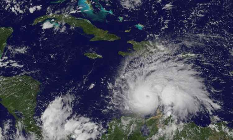 Furacão Matthew atinge Colômbia e provoca segunda morte - HO / NOAA-NASA GOES Project / AFP