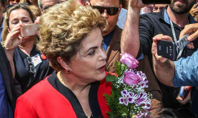 TCU entrega ao Congresso parecer que pede rejeição de contas de Dilma em 2015 -  / AFP / Gustavo ROTH 