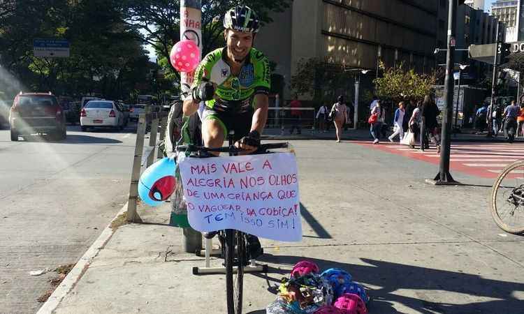 Ciclista pedala 12 horas para arrecadar brinquedos na Praça Sete em BH - Paulo Filgueiras/EM/D.A. Press